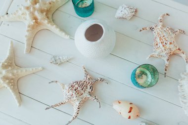 Yaz ilham tatil kompozisyon ve arka plan plaj deniz yıldızı kabukları üzerinde beyaz ahşap masa yakın çekim. Balık yıldız, deniz