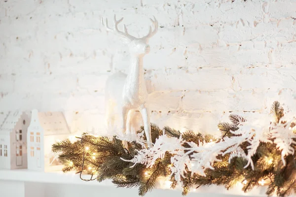 Płonący latarnia i świąt Bożego Narodzenia ozdoba na białym tle. Boże Narodzenie drzewo. Świecznik house — Zdjęcie stockowe