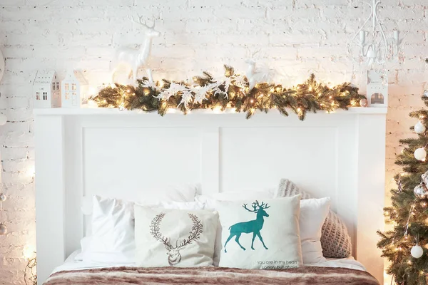 Brennende Laterne und Weihnachtsdekoration auf weißem Hintergrund. Weihnachtsbaum. Kerzenständerhaus. Bett mit Kissen — Stockfoto