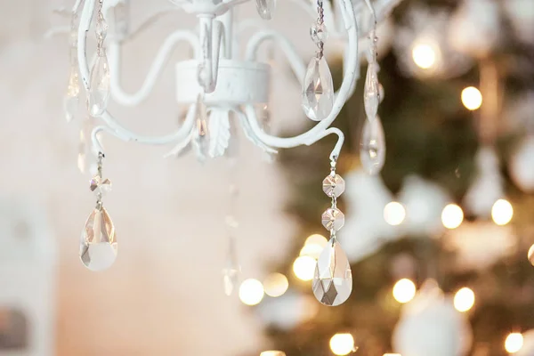 Elegant ljuskrona i bakgrunden juldekorationer, kransar, xmas tree. interiör i vitt och guld färger — Stockfoto