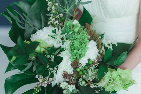 Svatební kytice s velké tropické zelené listy a bílé květy — Stock fotografie
