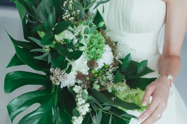 Svatební kytice s velké tropické zelené listy a bílé květy — Stock fotografie