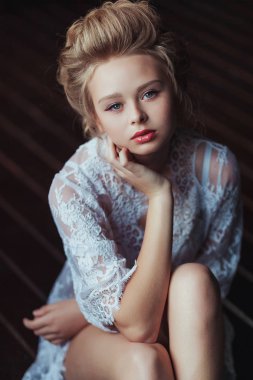 Vin zarif beyaz elbise, yüz closeup içinde güzel peri masalı gelinin Üstten Görünüm