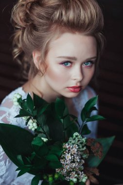 Çiçek kokulu, yüz closeup vin zarif beyaz elbise içinde muhteşem fairytale gelinin Üstten Görünüm