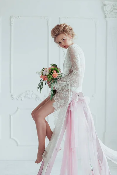 Splendida sposa con bouquet da sposa seduta sulla scala decorata — Foto Stock