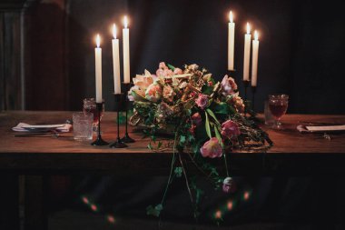 Bir etkinlik ya da düğün resepsiyonu için masa hazır.