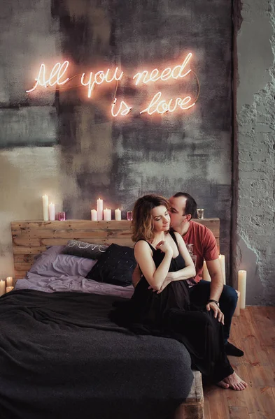 View from the top, young couple embracing in bed, tender. The woman is pregnant — Stock Photo, Image