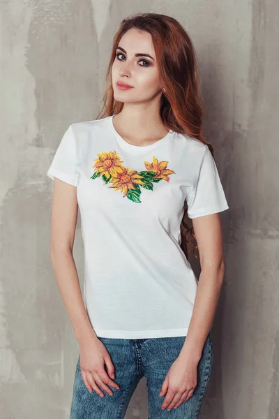 Foto de uma menina bonita em uma camisa bordada estilo ucraniano nacional. Mulher com vestido tradicional — Fotografia de Stock