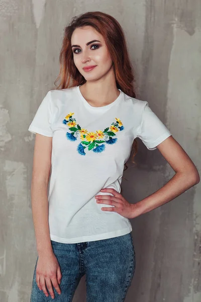 Foto de uma menina bonita em uma camisa bordada estilo ucraniano nacional. Mulher com vestido tradicional — Fotografia de Stock