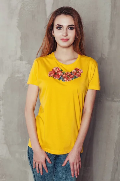 Foto de uma menina bonita em uma camisa bordada estilo ucraniano nacional. Mulher com vestido tradicional — Fotografia de Stock