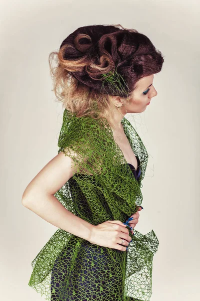 Schönes Modell mit großer Frisur in grünem Mesh und blauem Kleid. Frau mit langen blauen Nägeln — Stockfoto