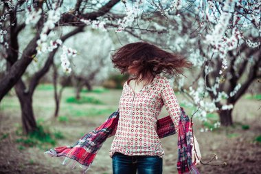 Kız saç çiçek açan ağaçlar, pozitif arka plan üzerinde geliştirir