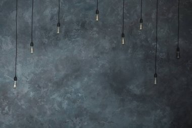 Alçı arka plan gri Duvar Işık Ampüller lambalar. Loft yatay doku. Oda iç duvar eski duvar yaptı. Grungy geniş, kopya alanı