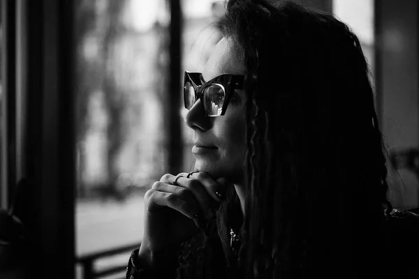 Gros plan portrait de la jeune belle femme dans les lunettes de vue des chats dans le café. Concept romantique — Photo