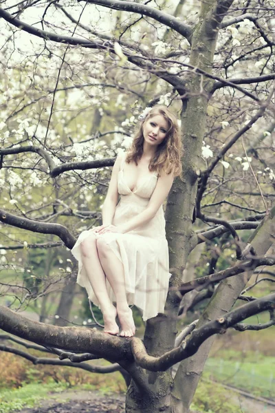 Mooie blonde vrouw met magnolia bloemen. Lentetijd — Stockfoto