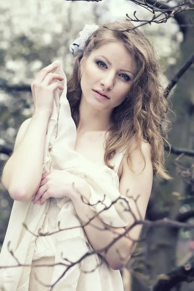 Bela mulher loira com magnólia flowers.Spring tempo — Fotografia de Stock