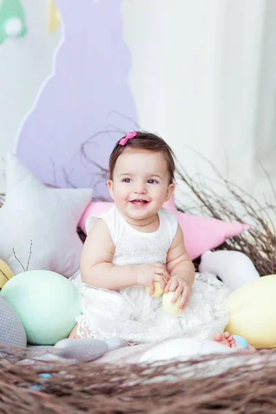Menina feliz no grande ninho de Páscoa com ovos. Conceito de férias de Páscoa: ninho com lebre bebê — Fotografia de Stock