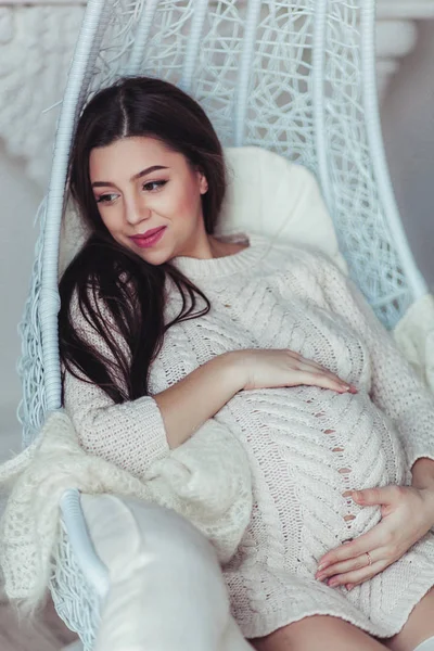Hamile kadın bir koltukta oturan ev rahat portresi — Stok fotoğraf