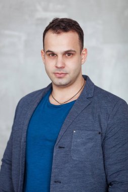 boş bir gri duvara karşı duran işadamı