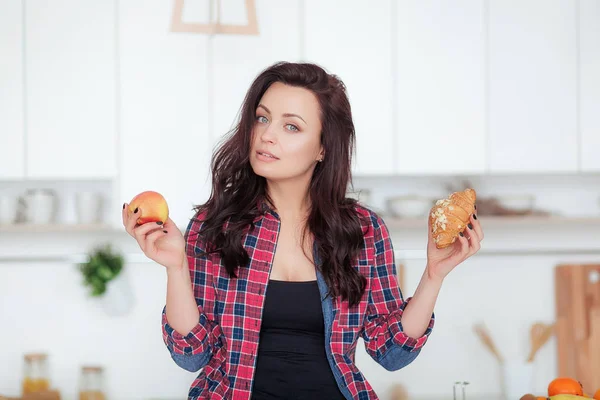 Dieta. Conceito de dieta. Comida saudável. Mulher bonita escolhendo entre frutas e doces. Perda de peso — Fotografia de Stock