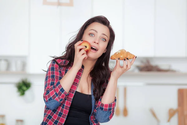 Dieta. Concepto de dieta. Comida saludable. Hermosa joven mujer elegir entre frutas y dulces. Pérdida de peso —  Fotos de Stock