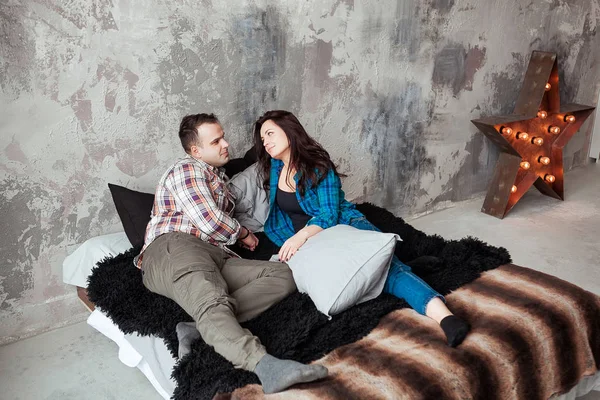 Appassionato bella coppia in camera da letto godendo preliminari — Foto Stock