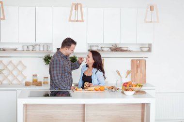 Romantik genç çift mutfakta Kahvaltı