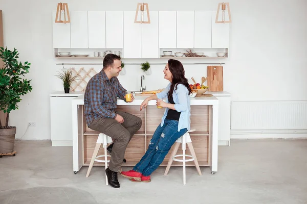 Romantisches junges Paar frühstückt in der Küche — Stockfoto