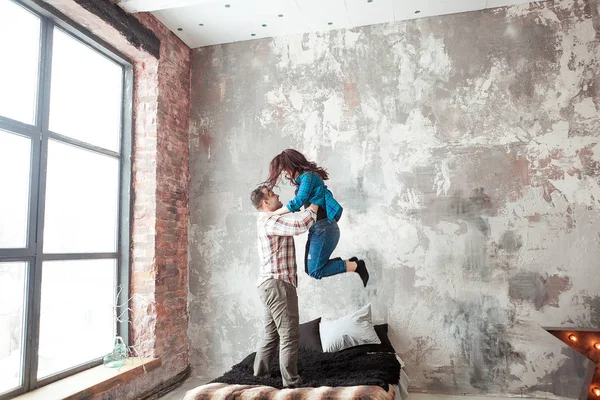 Giovane coppia di cuscini da combattimento nella camera da letto in stile loft — Foto Stock