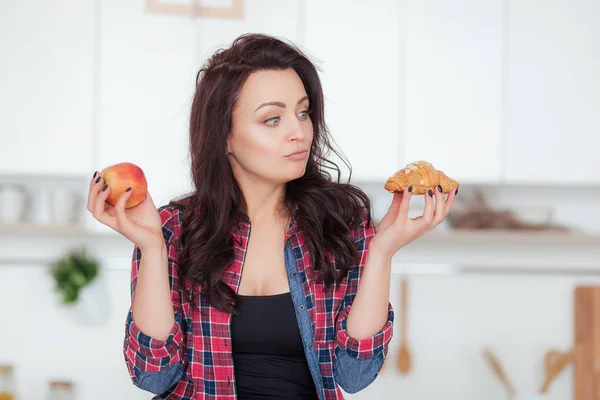 Dieta. Concepto de dieta. Comida saludable. Hermosa joven mujer elegir entre frutas y dulces. Pérdida de peso —  Fotos de Stock