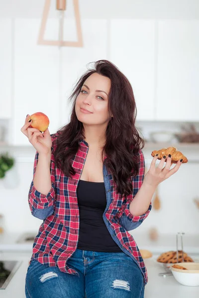 Dieta. Concepto de dieta. Comida saludable. Hermosa joven mujer elegir entre frutas y dulces. Pérdida de peso —  Fotos de Stock