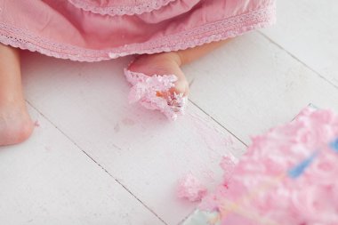 İlk doğum günü pastayı parçala. krema bacaklarda