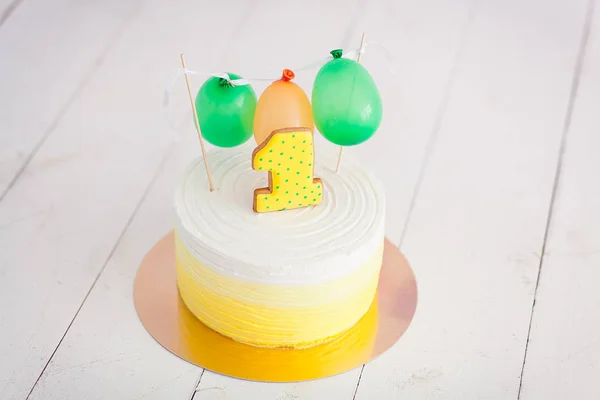 Ulang tahun pertama menghancurkan kue. Kue dengan bola nomor satu dan kecil. Salam ulang tahun. Cookie dot dan krim polka kuning — Stok Foto