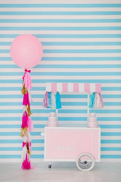 Zona infantil con dulces: piruletas, helados, macarrones, globo y barra de caramelo. Habitación para niños con fondo de rayas azules —  Fotos de Stock