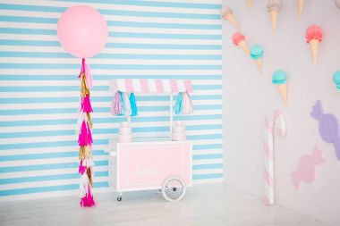 Çocuk bölge tatlılar: lolipop, dondurma, macarons, balon ve şeker çubuğu. Çocuk odası mavi şerit arka plan ile