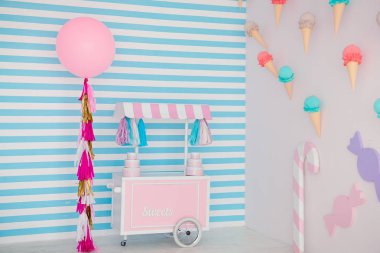Çocuk bölge tatlılar: lolipop, dondurma, macarons, balon ve şeker çubuğu. Çocuk odası mavi şerit arka plan ile