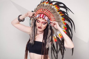 Hint ve kadın ile geleneksel makyaj headdress tarafına bakıyor. Kafasındaki bir roach Kızılderili kadınla