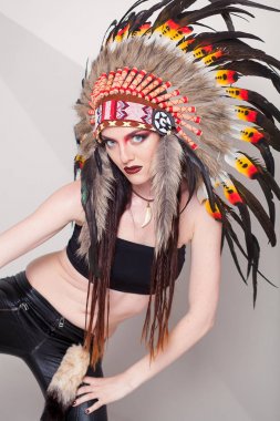 Hint ve kadın ile geleneksel makyaj headdress kameraya bakıyor. Beyaz arka plan üzerinde Kızılderili Kızılderili kadınla bir roach başında