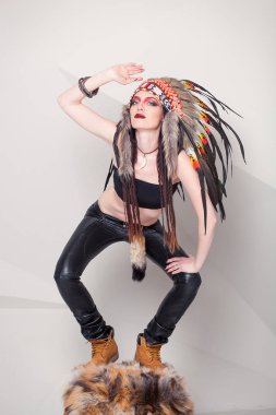 Hint ve kadın ile geleneksel makyaj headdress tarafına bakıyor. Kafasındaki bir roach Kızılderili kadınla