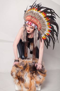 Hint ve kadın ile geleneksel makyaj headdress tarafına bakıyor. Kafasındaki bir roach Kızılderili kadınla