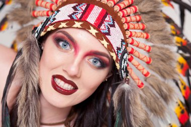 Hint ve kadın ile geleneksel makyaj headdress kameraya bakıyor. Beyaz arka plan üzerinde Kızılderili Kızılderili kadınla bir roach başında