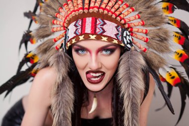 Hint ve kadın ile geleneksel makyaj headdress kameraya bakıyor. Beyaz arka plan üzerinde Kızılderili Kızılderili kadınla bir roach başında