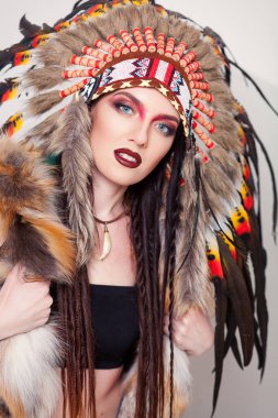 Hint ve kadın ile geleneksel makyaj headdress kameraya bakıyor. Beyaz arka plan üzerinde Kızılderili Kızılderili kadınla bir roach başında