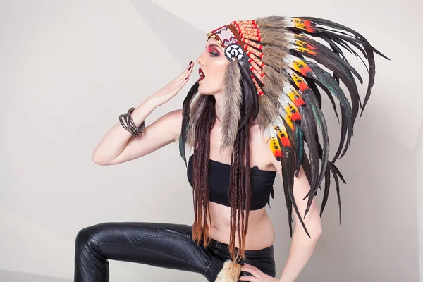 Hint ve kadın ile geleneksel makyaj headdress tarafına bakıyor. Kafasındaki bir roach Kızılderili kadınla