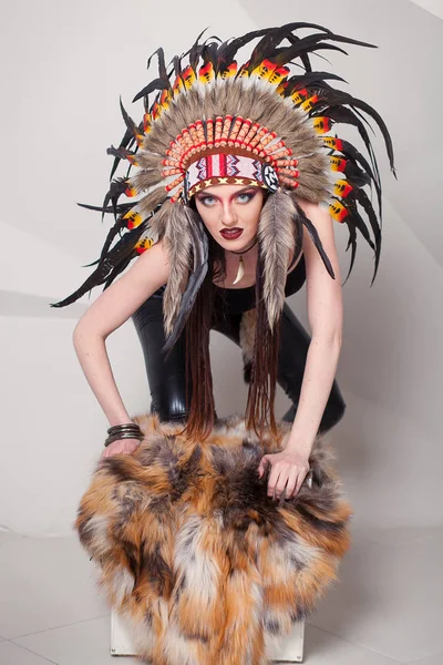 Hint ve kadın ile geleneksel makyaj headdress kameraya bakıyor. Beyaz arka plan üzerinde Kızılderili Kızılderili kadınla bir roach başında