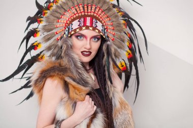 Hint ve kadın ile geleneksel makyaj headdress kameraya bakıyor. Beyaz arka plan üzerinde Kızılderili Kızılderili kadınla bir roach başında