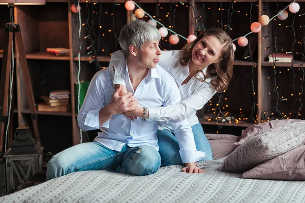 Family sitting in bed smiling. Morning, daylight. — Stock Photo, Image