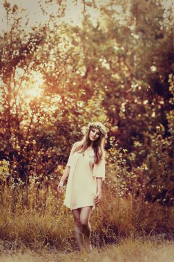 Papatya çelenk ormanda kızla