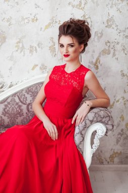 Çiçek alan gün batımında güzel sarışın Bayan