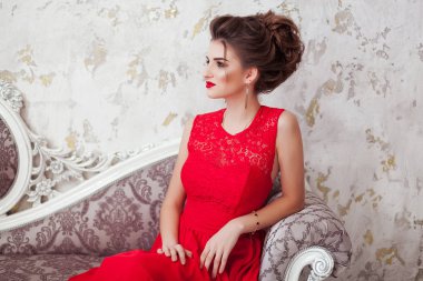 Çiçek alan gün batımında güzel sarışın Bayan